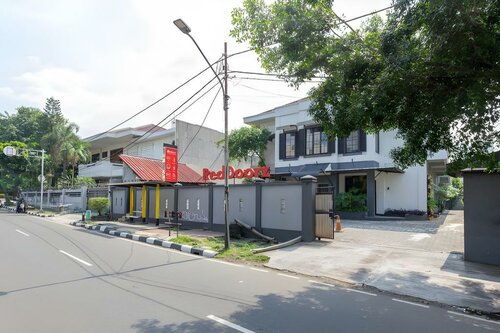 RedDoorz Plus near Mall Slipi Jaya, Book Pension Jakarta Jakarta provinsen
