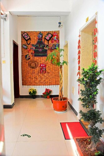 Shi Lin family folk inn, Book Hotel Hoteller i Kunming med parkering, Parkering