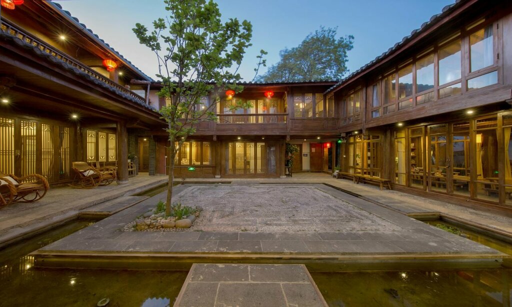 Lijiang Banxicaotang Inn