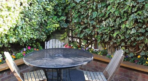 Hamilton's, Book Hotel Chertsey Surrey, near Thorpe Park
