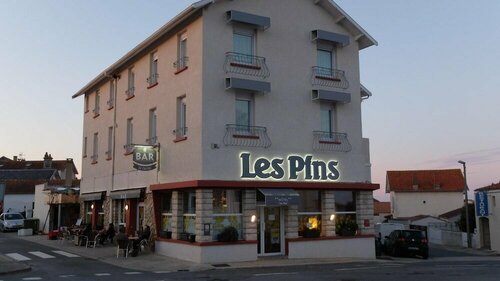 Hôtel Les Pins - Oléron, Забронировать Отель Отели в центре Сен-Трожан-ле-Бен, в центре, Парковка