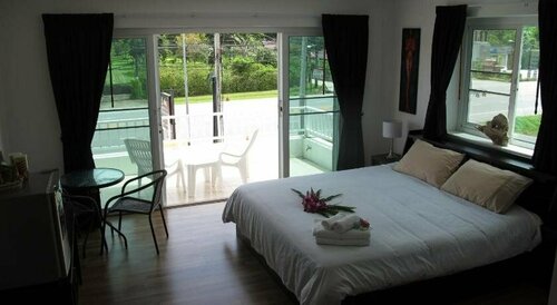 Lucky 13 Guesthouse, Забронировать Отель Раваи Мыанг Пху Кет
