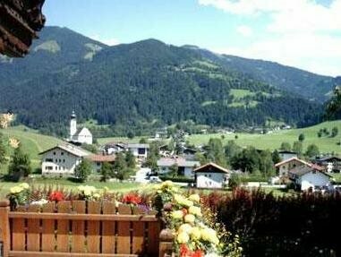 Bed & Breakfast Landhaus Strasser, Забронировать Дом для отпуска Зёлль Вильдер Кайзер, рядом с Knolln Ski Lift