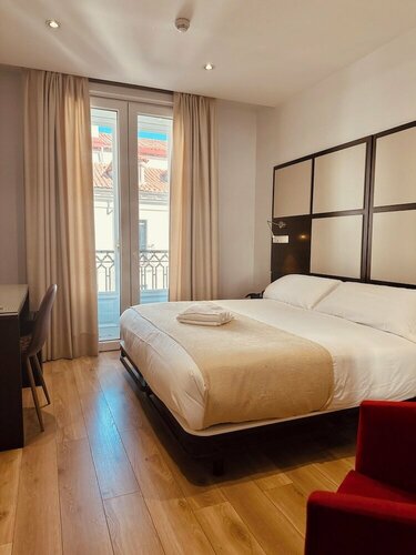 Hostal Sol Square Madrid, Забронировать Хостел Отели Мадрида с парковкой, рядом с Станция метро Callao, Парковка