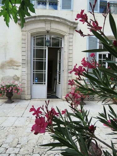 B&B Le Jardin de Carco, Book Bed and Breakfast Hoteller i Burgund med parkering, Parkering