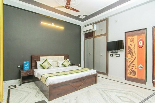 OYO 13478 Hotel Surabhi Garden, Забронировать Отель Отели Гомти Нагара с парковкой, Парковка