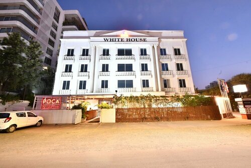 Click White House Residency Vadodara, Забронировать Отель Отели Вадодара с бассейном, Бассейн