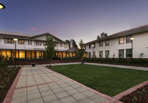 Hotel Kurrajong Canberra, Забронировать Отель Отели Канберры с парковкой, рядом с Australian Institute of Criminology, Парковка