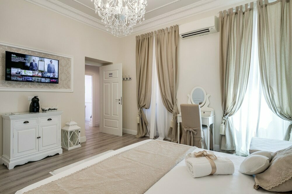 Charme & Chic Luxury