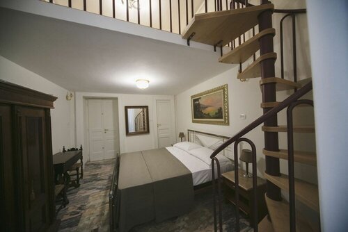 Area Angioina Suites, Забронировать Отель Отели Неаполя с парковкой, рядом с Bourbon Tunnel, Парковка