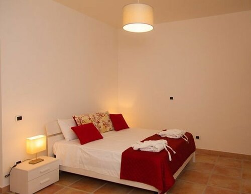 Donna Lea, Book Hotel Cittadella del Capo Calabrien