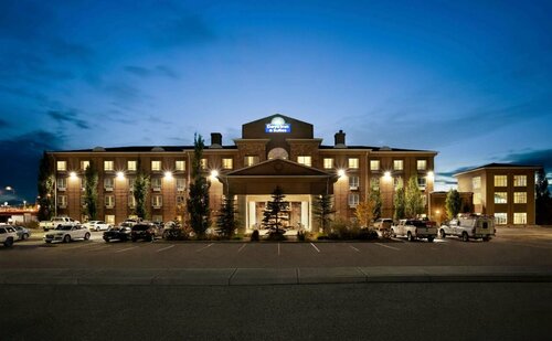 Days Inn & Suites by Wyndham Strathmore, Забронировать Отель  