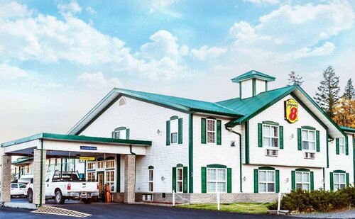 Super 8 by Wyndham 100 Mile House, Rezervovat Mini-hotel One Hundred Mile House 
