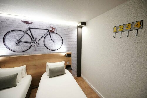Kyriad Hotel Laval, Забронировать Отель Отели Земель Луары с парковкой, Парковка