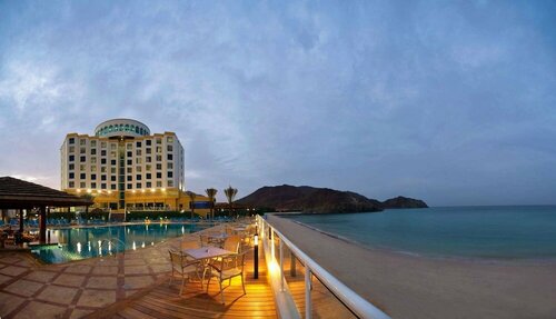 Курортный отель Oceanic Khorfakkan Resort And Spa, Забронировать Курортный отель Курортные отели Хаур-Факкан, Курортный отель