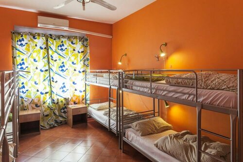 Hostel of the Sun, Забронировать Хостел Хостелы Неаполя, рядом с Площадь Св. Доменико Великого, Хостел