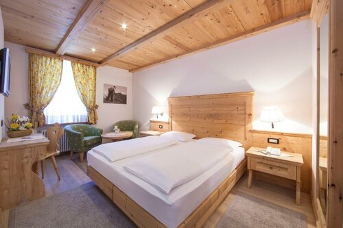 Hotel Corona Krone, Забронировать Отель Отели и гостиницы Сельва-ди-Валь-Гардена, рядом с Risaccia II, Отель