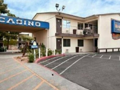Days Inn Las Vegas at Wild Wild West Gambling Hall, Забронировать Отель Отели Лас-Вегаса с бассейном, рядом с Казино Excalibur, Бассейн