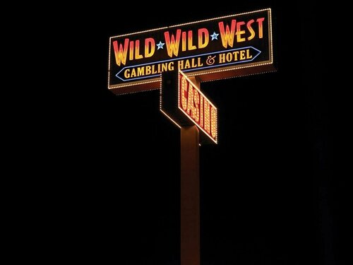 Days Inn Las Vegas at Wild Wild West Gambling Hall, Забронировать Отель Отели Лас-Вегаса с бассейном, рядом с Казино Excalibur, Бассейн