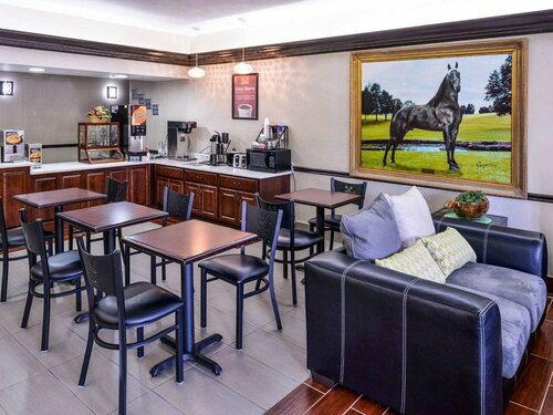 Country Hearth Inn & Suites - Shelbyville, Varaa Hotelli Hotellit Shelbyville aamiaisella, Aamiainen