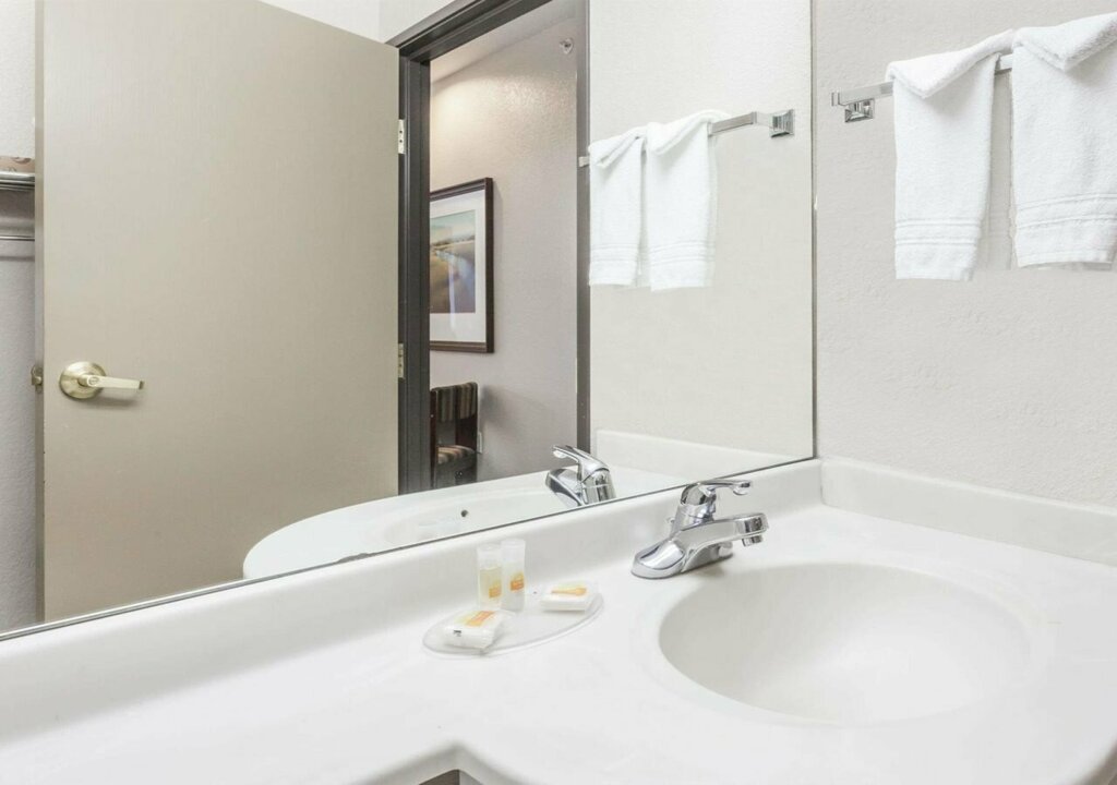 Days Inn - Near Kansas Speedway
