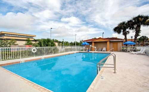 Days Inn and Suites Orlando/UCF Research Park, Rezerwuj Hotel Hotele w Kissimmee z parkingiem, Parking