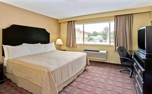 Howard Johnson by Wyndham Pikesville, Book Hotel Hoteller i Maryland med parkering, Parkering