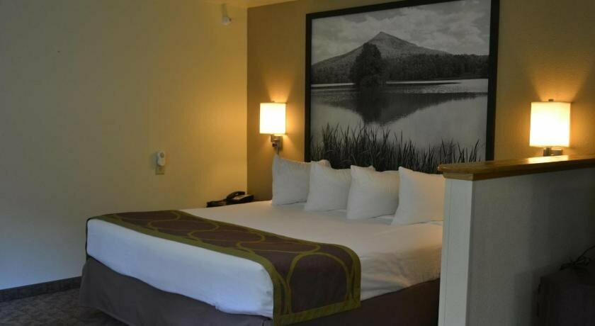 Super 8 by Wyndham Lebanon