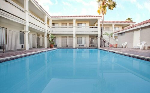 Travelodge by Wyndham Costa Mesa Newport Beach Hacienda, Забронировать Отель Ньюпорт-Бич Beach Cities Orange County