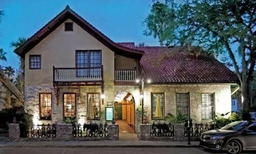 Old City House Inn and Restaurant, Забронировать Отель «постель и завтрак» Отели Сент-Огастин с парковкой, рядом с Flagler Memorial Church, Парковка
