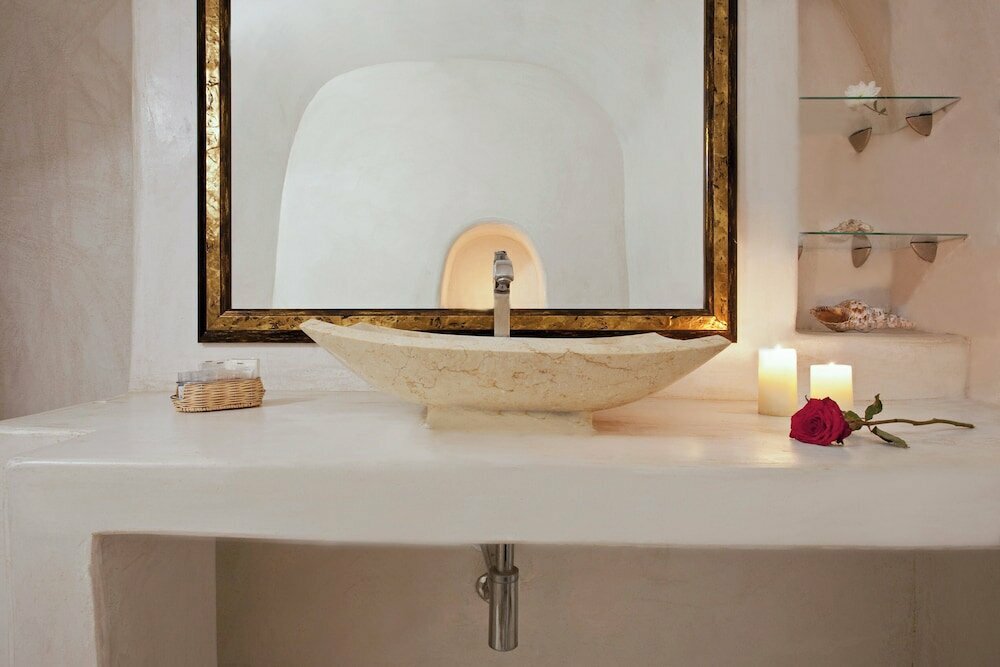 Alexander's Suites