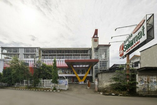 Capital O 1973 Guest House Toserba Selamat Syariah Pelabuhan Ratu, Reservar Casa de hóspedes Hotéis em Pelabuhanratu com estacionamento, Estacionamento