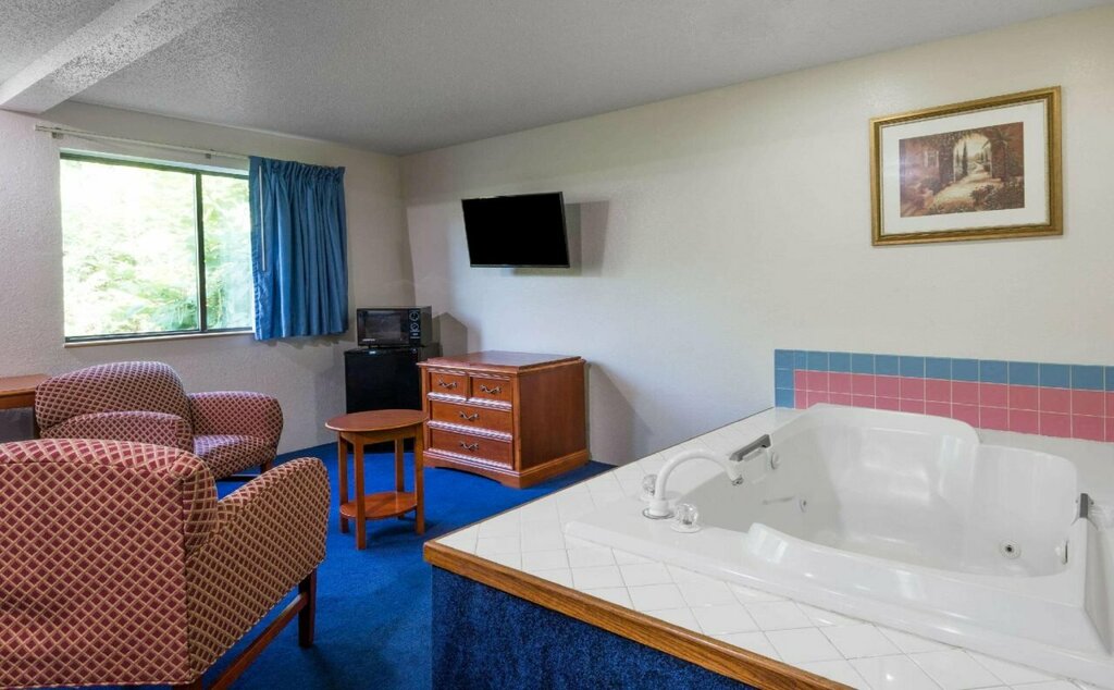 Super 8 by Wyndham Delmont