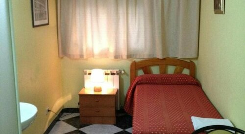 Hostal Jacinto, Забронировать Отель Отели Алькала-де-Энарес с парковкой, рядом с Spanish National Archives, Парковка