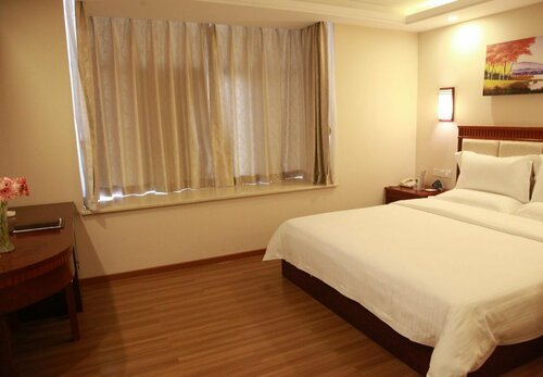 GreenTree Inn Huizhou Chenjiang Intercity Rail Station Hotel, Rezerwuj Hotel Hotele w Guangdong z parkingiem, Parking