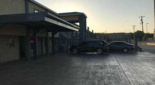 Texas Inn McAllen Airport, Забронировать Мини-отель Отели Макаллен с парковкой, рядом с Кинотеатр Cine El Rey, Парковка