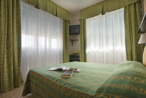 Hotel Villa Bruna, Забронировать Отель Отели Каорле с парковкой, Парковка