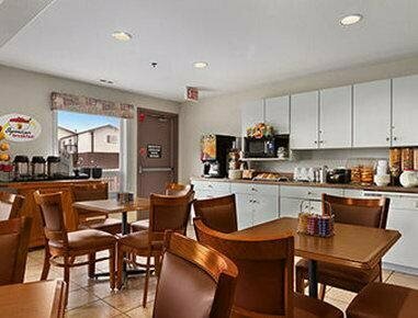Super 8 Yellowknife, Book Hotel Yellowknife Nordvestterritoriet