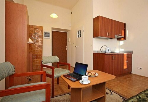 Enigma Hostel  Apartments, Забронировать Апартаменты/квартира Отели Кракова с парковкой, рядом с Торговый центр Galeria Krakowska, Парковка