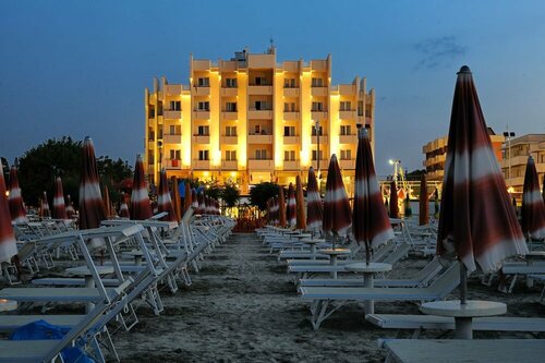 Hotel Life, Забронировать Отель Отели Римини с бассейном, Бассейн