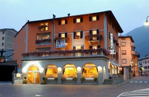 Hotel Bernina, Забронировать Отель Отели Тирано 3 звезды, 3*