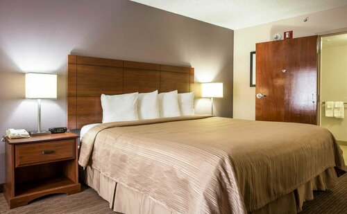Quality Inn & Suites Matthews - Charlotte, Забронировать Отель Мэттьюс Северная Каролина