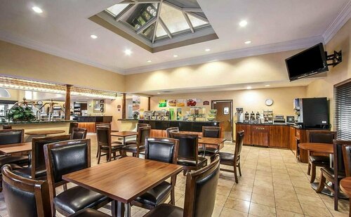 La Quinta Inn & Suites by Wyndham Memphis I-240, Забронировать Отель Отели Теннесси с парковкой, Парковка