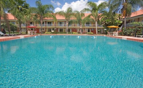Days Inn by Wyndham Cocoa Cruiseport West At I-95/524, Забронировать Мини-отель Коко-Бич Space Coast