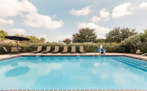 Super 8 by Wyndham Grapevine/DFW Airport Northwest, Забронировать Отель Грейпвайн Dallas - Fort Worth Metropolitan Area