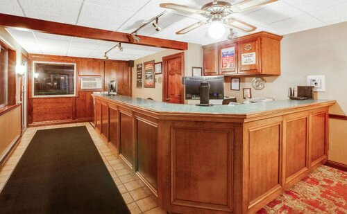 Super 8 by Wyndham Mackinaw City Beachfront Area, Забронировать Отель Макино-Сити штат Мичиган, рядом с Дом ужасов Mackinaw Manor Haunted Mansion