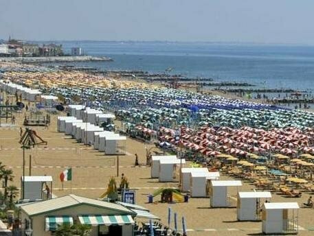 Hotel Fortuna, Забронировать Отель Отели Каорле с парковкой, рядом с Собор Каорле, Парковка