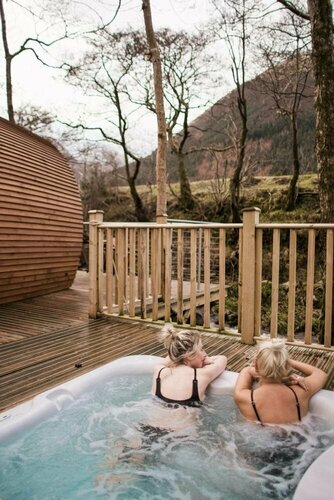 RiverBeds - Luxury Wee Lodges with Hot Tubs, Забронировать Отель Бизнес-отели Гленко, 4* 5*