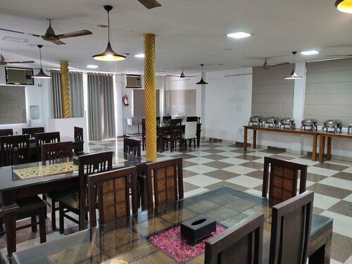 OYO 10810 Sangvi Palace, Забронировать Отель Отели Грейтер-Нойда с завтраком, Завтраки