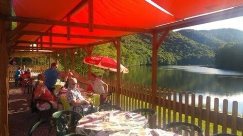Camping du Lac, Book Campingplads Laval-de-Cere 